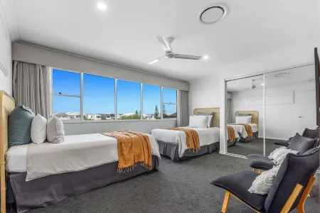 'The Palms on Nautilus' - Beach house on the park & sea