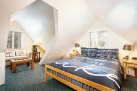 Storybook Lake Cottage - 12 min walk to Village