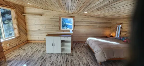 Tree House 1-bedroom cabin in Peyton with WiFi access