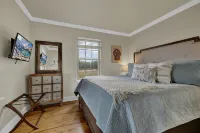 Henley-Lux Tiny Home-Hot Tub-Fire Pit Hotels in Gillespie County