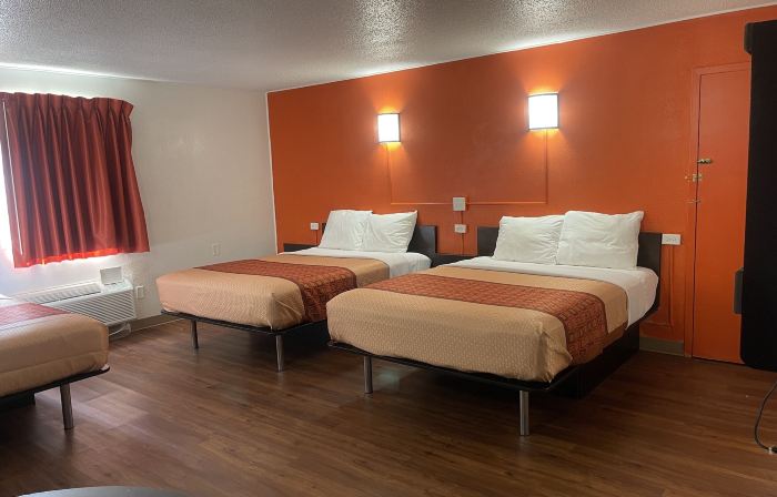 Regal 8 Inn & Suites