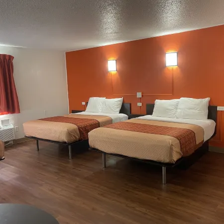Regal 8 Inn & Suites