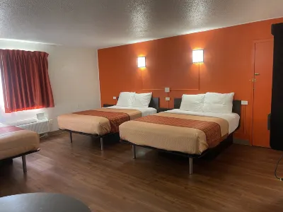 Regal 8 Inn & Suites