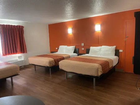 Regal 8 Inn & Suites Отели в г. Logan County