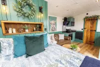 Willows Rest - 1 Bed Shepherds Hut - Pentlepoir
