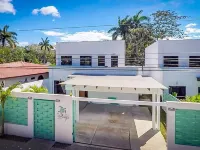Ultramodern Townhome with an Inviting Coastal Design and Lush Outdoor Oasis with a Private Pool Hotels in Potrero