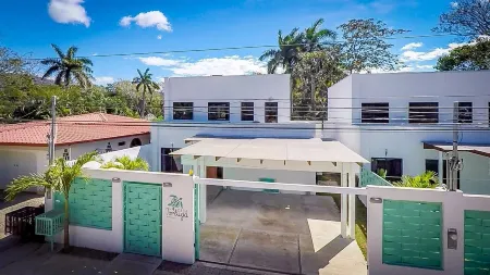 Ultramodern Townhome with an Inviting Coastal Design and Lush Outdoor Oasis with a Private Pool Отели рядом с достопримечательностью «Плайя Потреро, Коста-Рика»