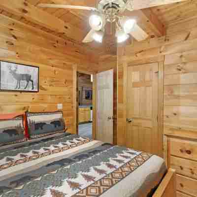 Minutes to Parkway I Pigeon Forge Sleeps 14 5BR Rooms