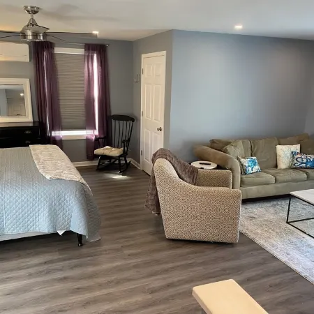 Teal Bay Getaway- Waterfront, 2 Masters, Pet Friendly, 5+ Bedrooms, Sleeps 17+