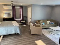 Teal Bay Getaway- Waterfront, 2 Masters, Pet Friendly, 5+ Bedrooms, Sleeps 17+