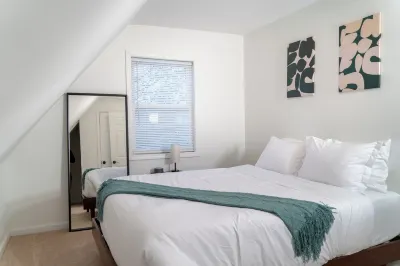 Cozy & Fun! Hot Tub - Arcade - Pool Table - 75 43" TV Hotels near Freshwater Art Gallery & Concert Venue