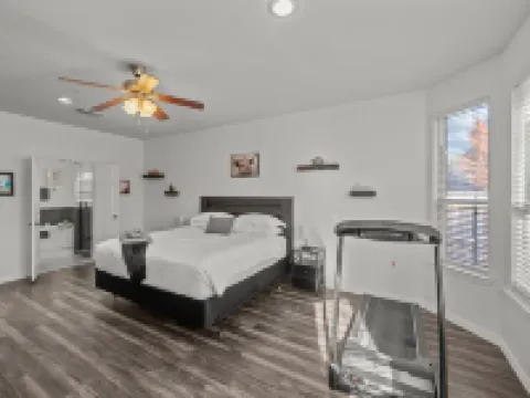 Keller’s Crown - Huge House Near Stadiums - Hot Tub & Pool Table Hotels in Keller