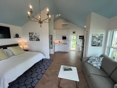 Waterfront luxury bungalow with private beach, paddleboards, kayaks and bikes! Hotels near Walgreens