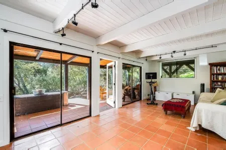 A-frame stunner, wrap around decks, 4 miles to the beach, 5 bed, 3 bath, 2 kit