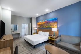 Days Inn & Suites by Wyndham Downtown/University of Houston