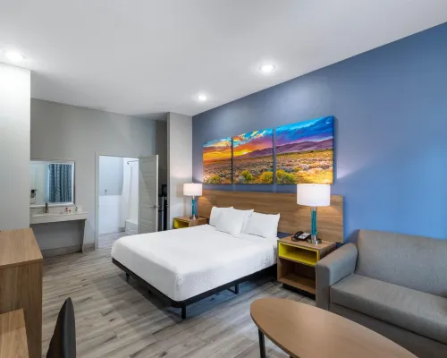 Days Inn & Suites by Wyndham Downtown/University of Houston Hotels near TDECU Stadium