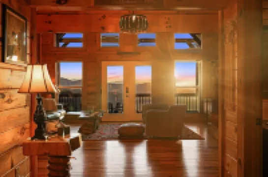 New Listing! Million Dollar Long Range Views-Hot Tub-King Suite