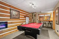 Sweet Retreat Cabin -  Fiber Optic Wi-Fi, Hot tub, Pool table and more....