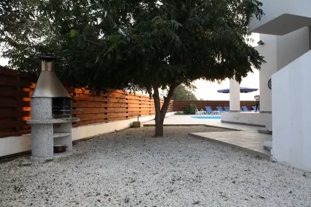 Luxury Villa With Swimming Pool, 3 Minutes From The Beach Ang Big Private Garden Отели в г. Героскипу