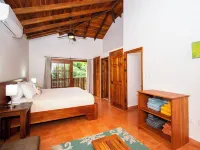 3 min walk to surf, 3bedrooms, Villa, Pool, Steps to the Beach! Hotels in Dominical
