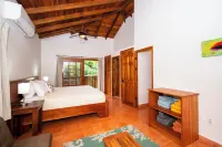 3 min walk to surf, 3bedrooms, Villa, Pool, Steps to the Beach!