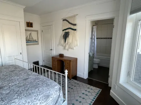 Peaceful Historic 3 Bedroom hideaway, Walkable to Calgary's Greatest Attractions Отели рядом с достопримечательностью «TELUS Spark Science Centre»