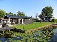Cozy and rustic cottage plus houseboat on the water Hotels in 