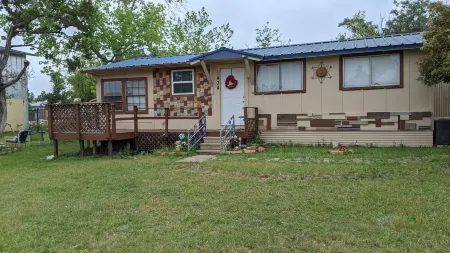 Escape to a Cute Cottage type 2/1 "BIG" Tiny Home in the heart of Canyon Lake. Отели рядом с достопримечательностью «Cranes Mill Marina»