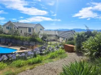 Golden Hills Farm Cottage, Stunning Views and a Swimming Pool - 2-Star