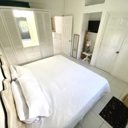 Cozy condo - stone throw away from the beach !