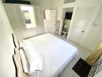 Cozy condo - stone throw away from the beach !