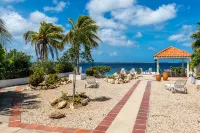 Charming oceanfront villa, great house reef near restaurant and dive operation