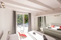 Beach 2 minutes' walk, private deck, tranquility