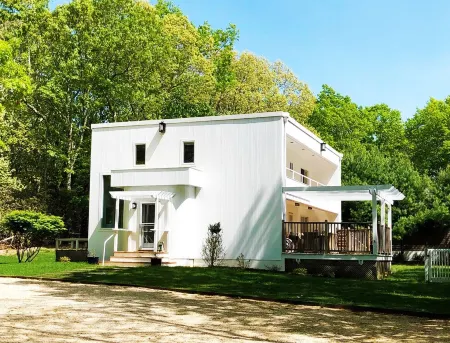 Hamptons House - 4 Bedroom House + 4 Bedroom Cottage with pool Отели рядом с достопримечательностью «Sag Harbor Historical Museum: The Annie Cooper Boyd House»