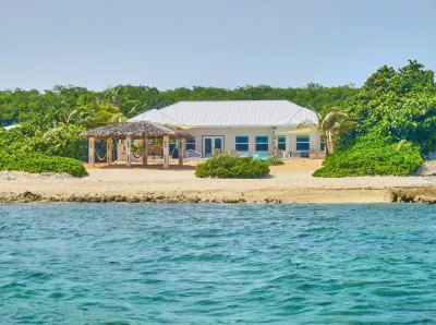 Luxury Oceanfront Villa, 2 Primary Suites + 3rd bdrm, Pool Hotels in 
