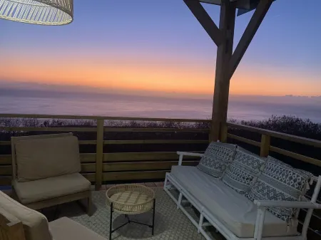 Chalet with breathtaking ocean views Отели рядом с достопримечательностью «Келония»