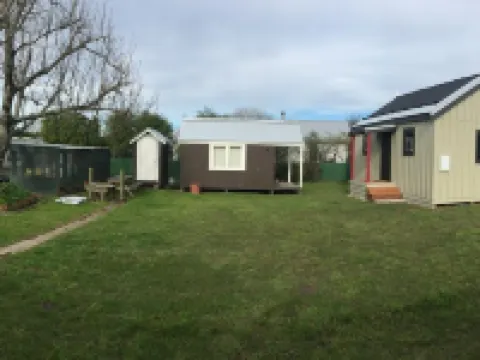 Prvt cottage + cabin + pool on quarter acre section (wood burner, pet friendly) Hotels in Greytown