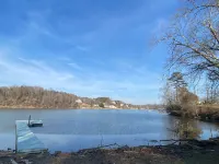 Cozy Ranch by Lake Hickory w/Patio & great Fire Pit Hotels in Hickory