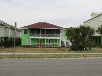 Location Location Location! Classic Beach Cottage less than 1-min walk to beach!