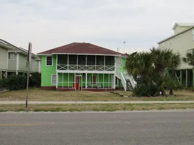 Location Location Location! Classic Beach Cottage less than 1-min walk to beach!