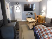 Modern Cottage - Fast WIFI, Gas grill, boats, golf, FENCED yard - lg/sm DOGS