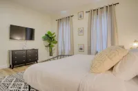 Cozy sleeps 7, Fenced backyard, 5 min to Lucas oil stadium and downtown ガーフィールド植物園周辺のホテル