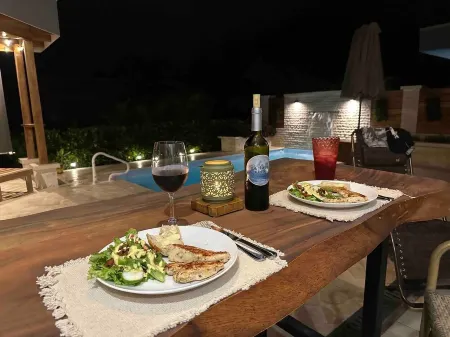 Villa in Paradise with Pool (steps to beach) Отели в г. Тамбор