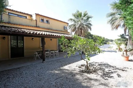 Villa with garden just 250 from the golden beaches of Playa Grande Отели в г. Шикли