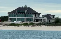 Beachfront estate home with private 70’ dock and 7500sq ft. of living space โรงแรมใน
