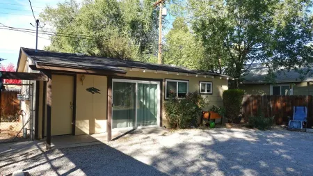 Quiet Bungalow in South West Reno. Отели в г. Рено