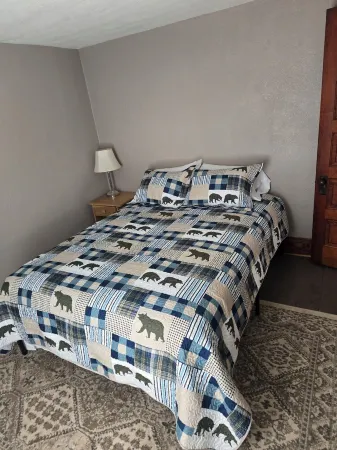 Charming 3-bedroom apartment with WiFi, AC in wonderful Bessemer