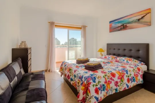 Apartment on the outskirts of Armacao de Pera with sea view.