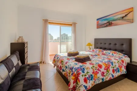 Apartment on the outskirts of Armacao de Pera with sea view.