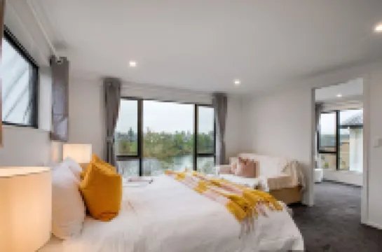Wonderful River View - Brand New Home - 4 Bedrooms Hotels in 